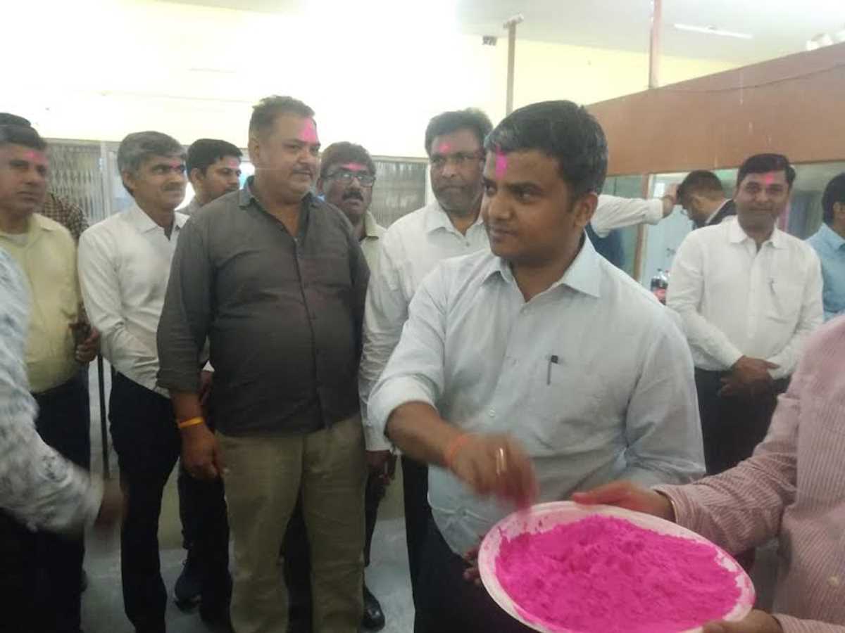 जिलाधिकारी ने अधिकारी व कर्मचारियों को गुलाल लगाकर होली की दी बधाई